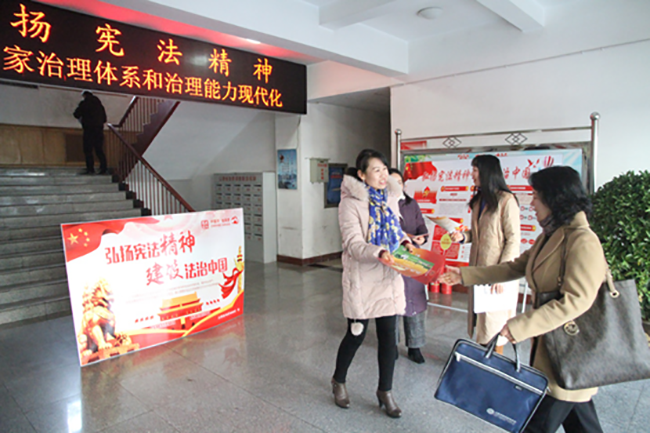 FT[19EP[G$W~135HX$F<p>　　為深入貫徹落實(shí)中央、省、局關(guān)于國家憲法日宣傳周指示精神，12月4日上午，地調(diào)院開展了以主題為&ldquo;弘揚(yáng)憲法精神，推進(jìn)國家治理體系和治理能力現(xiàn)代化&rdquo;的憲法知識(shí)宣傳活動(dòng)。</p>
<p>　　在機(jī)關(guān)一樓電子屏播放&ldquo;弘揚(yáng)憲法精神，推進(jìn)國家治理體系和治理能力現(xiàn)代化&rdquo;宣傳主題，制作擺放3塊憲法知識(shí)宣傳展板，在平陽路辦公區(qū)發(fā)放憲法知識(shí)宣傳單。</p>
<p></p>
<p>　　通過此項(xiàng)活動(dòng)，機(jī)關(guān)干部職工學(xué)習(xí)了憲法知識(shí)，學(xué)習(xí)了習(xí)近平總書記全面依法治國的新理念、新思想、新戰(zhàn)略。為激勵(lì)黨員干部帶頭維護(hù)和忠于憲法的憲法意識(shí)、責(zé)任意識(shí)，提高政治站位，牢記初心使命，牢牢把握正確的政治方向和輿論導(dǎo)向，營造了學(xué)法、用法、尊崇憲法的濃厚氛圍。</p>
<p></p>
<p>　　<p style=